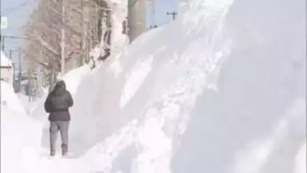 大雪から一夜明けても影響大　市民は雪かきに追われる　きょうは気温上昇で落雪事故に注意