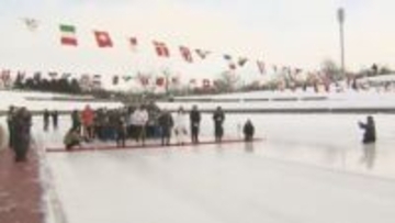 真駒内セキスイハイムスタジアムにスケートリンクオープン！子どもたちが滑り楽しむ　青森出身の記者も挑戦