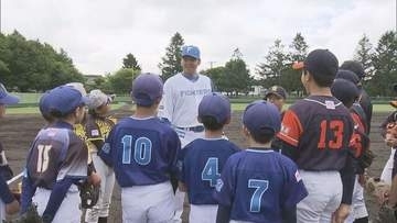 「色々教えてくれた」北海道恵庭市で少年野球教室…元F選手が小学生らに野球の基礎から指導