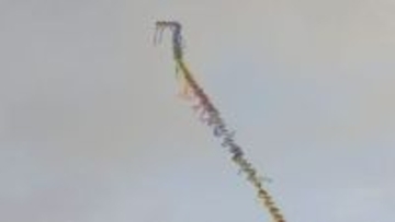 「1、2、3、ゴー！」空を舞う100枚の「連凧」 全長80m…札幌市東区で新春恒例の凧揚げ大会