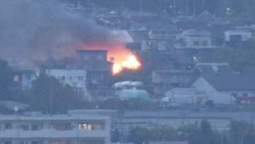 ＜速報＞空き家か　現在激しく炎上中　延焼の危険あり　消防車など21台が出動し消火活動中　札幌・北区