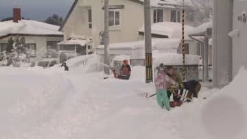 低気圧急発達で大荒れ　大雪に見舞われた北見市から記者レポート　狭い路地は除雪追いつかず