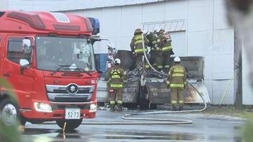 「倉庫で爆発音、炎が見える」会社敷地でトラック荷台が炎上　警察と消防が原因を調査　北広島市