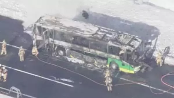 道央道・空港連絡バス車両火災で運転手「エンジン警告音が鳴ったがすぐに消え、爆発音して発煙した」と説明