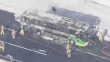 道央道・空港連絡バス車両火災で運転手「エンジン警告音が鳴ったがすぐに消え、爆発音して発煙した」と説明