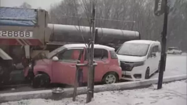 凍結路面で事故相次ぐ　札幌市東区でダンプカーと乗用車が衝突し男性重体　北広島市で車5台絡む事故