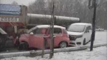 凍結路面で事故相次ぐ　札幌市東区でダンプカーと乗用車が衝突し男性重体　北広島市で車5台絡む事故