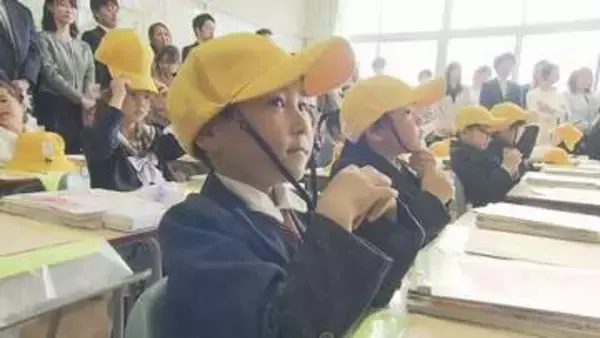 北広島市の小学校で入学式　通学帽にはFビレッジの"えふたん"　ピカピカの新1年生「かっこいい」