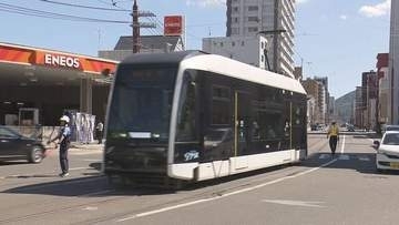 警察の追跡を受け…猛スピードで交差点進入　乗用車と衝突19歳の無職の男逮捕　市電約2時間運転見合わせ