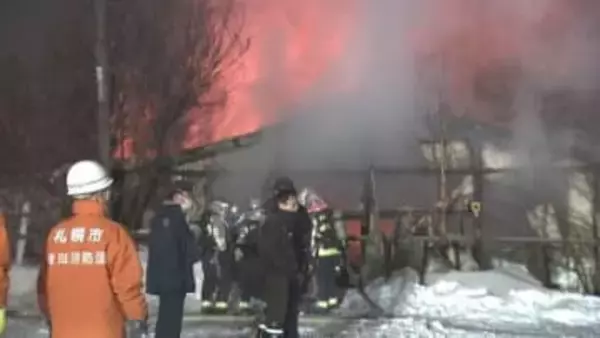 札幌市清田区で平屋建ての倉庫などが燃える火事　鎮火までおよそ5時間　50代の男性が軽い火傷