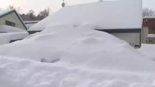 屋根からの落氷雪に注意　小樽市職員が通学路をパトロール　危険な場所に指導