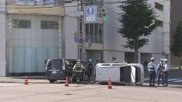 札幌市中央区で車同士の事故　軽乗用車が横転…70代男性が病院搬送　命に別状なし