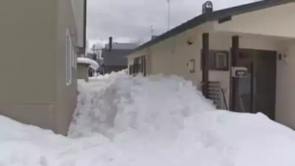 「雪の中に人の足が見える」旭川市の住宅敷地で雪に埋もれ80代女性死亡　落雪に巻き込まれたか