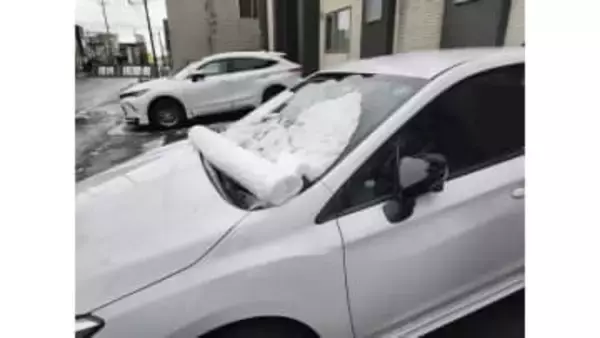 車の上に丸まったシート？「梱包材が飛んできた？」置いたのは誰？…白いロールの正体は　北海道・苫小牧市