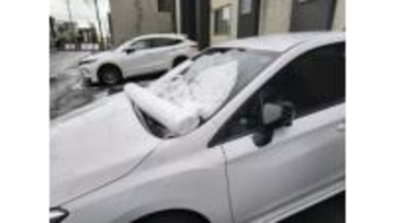 車の上に丸まったシート？「梱包材が飛んできた？」置いたのは誰？…白いロールの正体は　北海道・苫小牧市