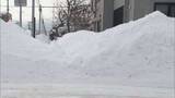 「「転びそうで怖い」車道歩きで危険に…記録的大雪の札幌 児童の通学路を塞ぐ“雪山”と除雪の現実」の画像1