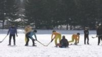 札幌の円山競技場でスノーホッケー大会開催　札幌生まれの冬のスポーツ　大人も子どもも歓声！