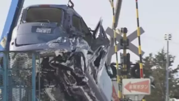 JR留萌線の列車が踏切内にいた乗用車と衝突　乗用車に乗っていた80代夫婦が軽傷　深川市