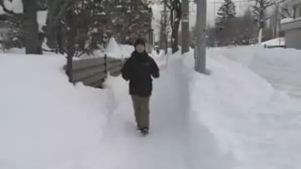 【中継】車道歩く小学生も…札幌大雪　歩道の除雪まだまだ追いつかず　札幌市東区住宅街の様子は？