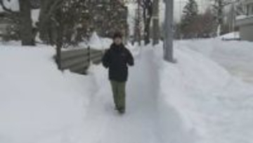 【中継】車道歩く小学生も…札幌大雪　歩道の除雪まだまだ追いつかず　札幌市東区住宅街の様子は？