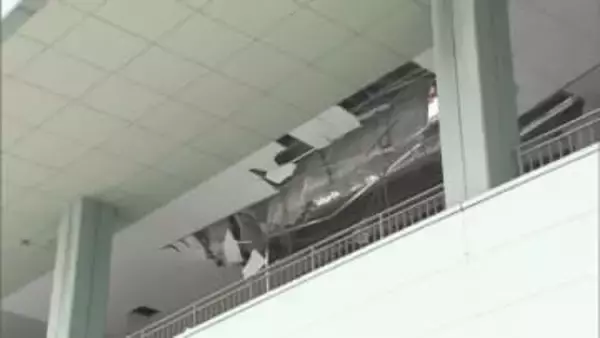 ウイングベイ小樽で屋外通路の天井が一部崩落　プラスの気温で雪庇の雪が落下　けが人なし