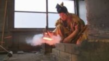 火花散る伝統の技　室蘭市の鍛刀所で新春恒例 日本刀の打ち初め式　1年の安全と名刀の誕生を祈願