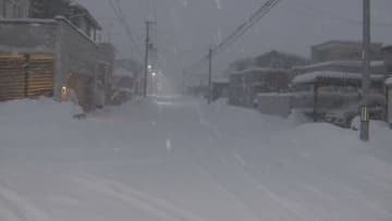 【中継】細かい雪が強く降り続く札幌市西区　肌に刺さるような寒さ　歩道の除雪追いつかず危険