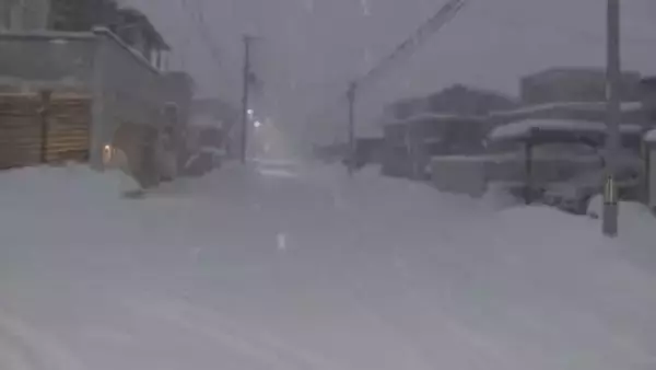 【中継】細かい雪が強く降り続く札幌市西区　肌に刺さるような寒さ　歩道の除雪追いつかず危険
