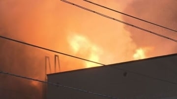 【続報】商店街の周辺8店舗に延焼　消火活動続く　「バイクの工場から火」従業員から通報　江別市