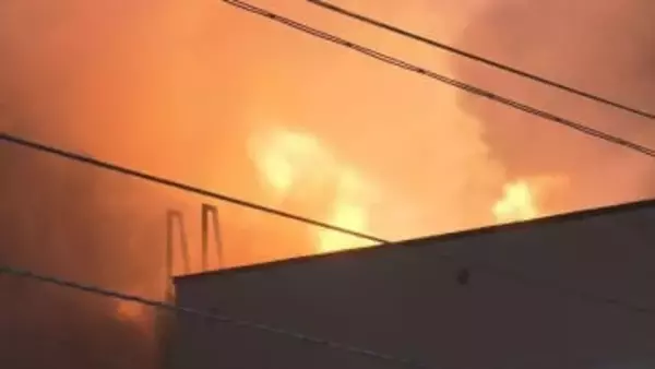 【続報】商店街の周辺8店舗に延焼　消火活動続く　「バイクの工場から火」従業員から通報　江別市