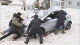 「道内きょうも暖かく‥札幌市内の生活道路では各所で車がスタック　夜から一転、氷点下に」の画像1