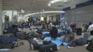 札幌圏の交通機関乱れ続く　2夜連続で新千歳空港の床に横たわる利用客あふれる