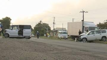 軽乗用車と乗用車が正面衝突、男女3人が搬送　根室の国道