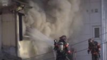 【現場から中継】函館市・五稜郭エリアの繁華街で火事　木造2階建てから激しい炎と大量の煙