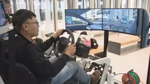 増加する外国人観光客のレンタカー事故を防げ！新千歳空港で日本の交通ルールを学ぶシミュレーター体験会