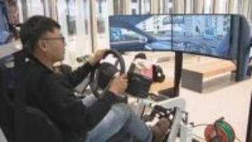 増加する外国人観光客のレンタカー事故を防げ！新千歳空港で日本の交通ルールを学ぶシミュレーター体験会