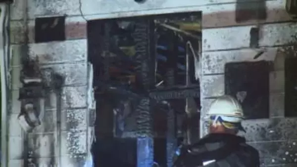 「爆発音聞こえた」2階建てアパートの1室が燃える火事　室内から男性の遺体