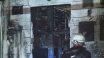 「爆発音聞こえた」2階建てアパートの1室が燃える火事　室内から男性の遺体