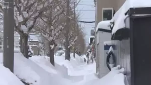 記録的な積雪で「視界の悪さ」が深刻化　除雪・排雪進まず生活に影響 JR学園都市線・太平駅前から中継
