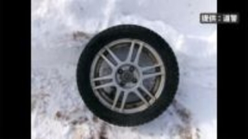 「ガタガタと音がしてタイヤが外れた」乗用車のタイヤが外れ100m先の雪山に衝突　けが人なし　札幌市南区