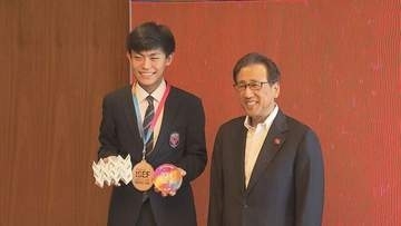 札幌開成高校の栗林輝さんが札幌市長を表敬訪問　国際学生科学技術フェアで最高賞を受賞した研究内容を報告