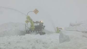 2m超える雪の壁　冬期通行止めの知床横断道路で除雪作業進む　4月下旬に開通する予定