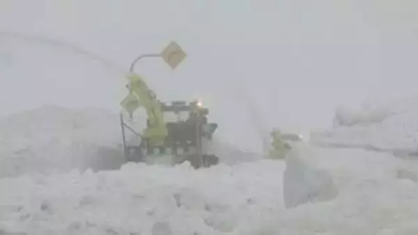 「2m超える雪の壁　冬期通行止めの知床横断道路で除雪作業進む　4月下旬に開通する予定」の画像