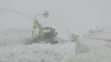 2m超える雪の壁　冬期通行止めの知床横断道路で除雪作業進む　4月下旬に開通する予定