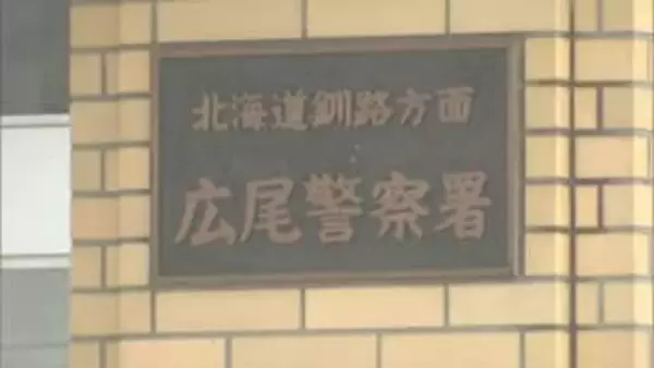 北海道・広尾町　夜の 国道でシカが車2台と衝突しフロントガラス突き破る　1人けがで搬送
