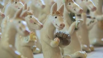 “あの人”にあやかって馬にもボールとグローブが　干支の置物づくりピーク　北海道登別市