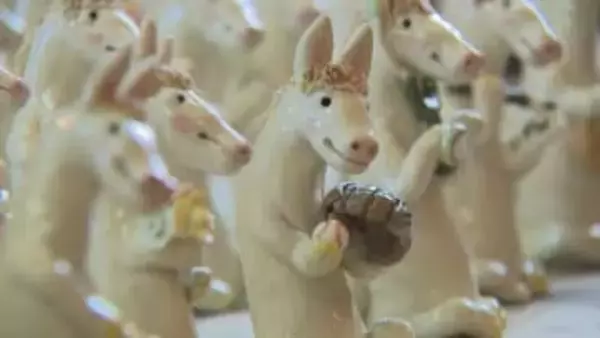 “あの人”にあやかって馬にもボールとグローブが　干支の置物づくりピーク　北海道登別市