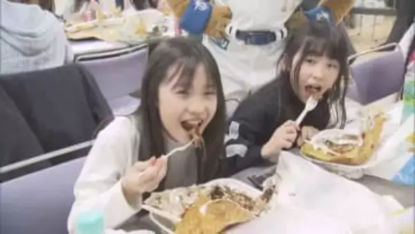 札幌の子ども食堂にWolt「青いサンタ」＆フレップがサプライズ訪問！ハンバーグ弁当など60食分を無償提供