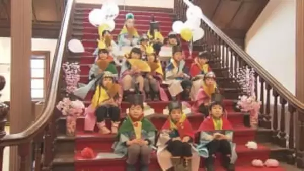 桃の節句間近　赤れんが庁舎で札幌の園児たちがおひな様・お内裏様に扮して記念撮影