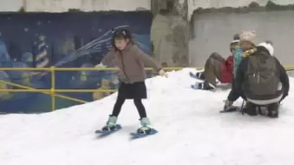 オフィスビル街でミニスキー！？ 日本とタイの合作映画「女子高戦記」製作実行委が体験会開催　札幌